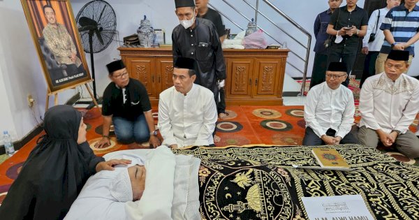 Mentan Andi Amran ke Rumah Duka Alwi Hamu
