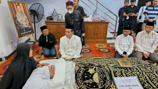 Mentan Andi Amran ke Rumah Duka Alwi Hamu