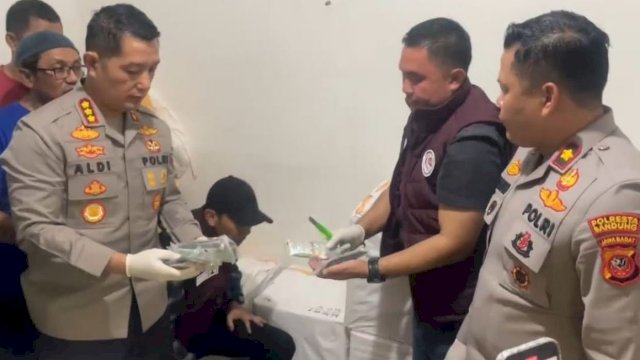 Polresta Bandung saat memeriksa barang bukti ribuan obat keras ilegal yang disita dari sebuah rumah di Griya Bandung Asri, Bojongsoang ||Ist 