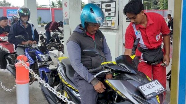 Antrean kendaraan di SPBU Tanete Bulukumba saat pengisian BBM, Jumat (3/1/25) ||dok:harian.news