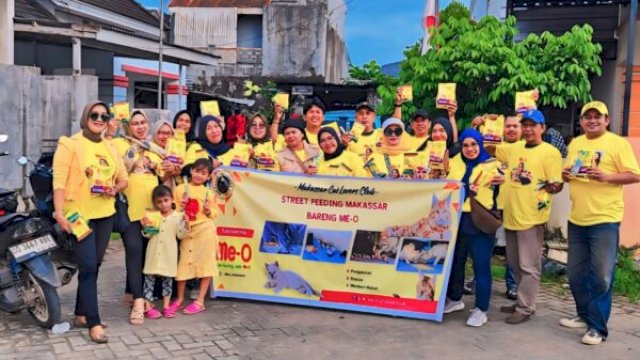 Anggota Makassar Cat Lovers Club (MCLC) berfoto bersama usai membagikan makanan kucing gratis untuk kucing-kucing liar di sekitar Perumahan Ko Villa Magasari, Kecamatan Rappocini, Kota Makassar. ||Ist 