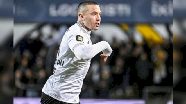 Radja Nainggolan saat tampil di lapangan hijau bersama klub Lokeren, sebelum terjerat kasus perdagangan kokain di Belgia ||X@SoyCalcio
