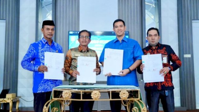 Dokumen hibah tanah diserahkan oleh Bupati Pangkep Muh.Yusran Lalogau kepada Kemenag untuk pembangunan KUA ||handover 