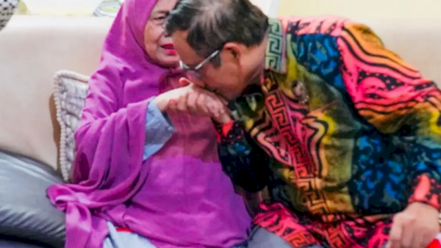 Kebersamaan Mahfud MD dan ibunya Khadijah. Foto: IG @mohmahfudmd