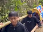 Miris, Warga Sakit di Mamuju Harus Ditandu Sejauh 40 km untuk Bisa ke Puskesmas