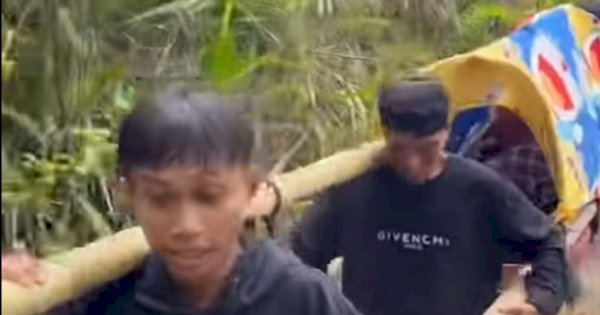 Miris, Warga Sakit di Mamuju Harus Ditandu Sejauh 40 km untuk Bisa ke Puskesmas