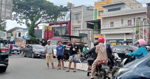 Pengguna Jalan Makassar Kembali Keluhkan Pak Ogah: Kali ini di Sekitar Patung Badik