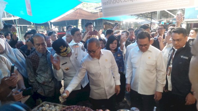 Menko Pangan RI, Zulhas melakukan pengecekan pangan di pasar Pabaeng-baeng, jalan Sultan Alauddin Makassar, didampingi Menteri Perdagangan (Mendag) Budi Santoso, Gubernur Sulawesi Selatan Prof Fadjry Djufry, dan Wali Kota Makassar Mohammad Ramdhan Pomanto, Jumat (17/1/2025). Foto: HN/Sinta