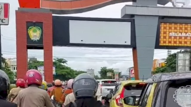 Kondisi kemacetan di Perbatasan Gowa-Makassar. Kondisi macet diperparah dengan hadirnya Pak Ogah di titik ini. Foto: HN/MY Yahya