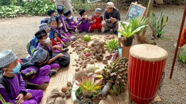 Pengenalan pangan lokal selain beras kepada anak santri yang berkunjung ke Rumah Hijau Denassa (RDH). (Foto IG: rumah_hijau_denassa)