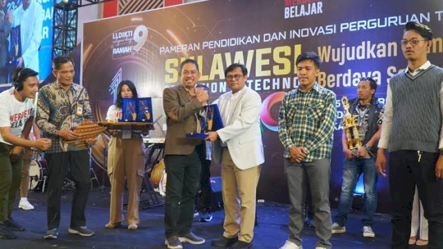 Wakil Rektor II Unismuh, Prof Andi Sukri Syamsuri (Kemeja putih). (Foto: dok Unismuh Makassar)