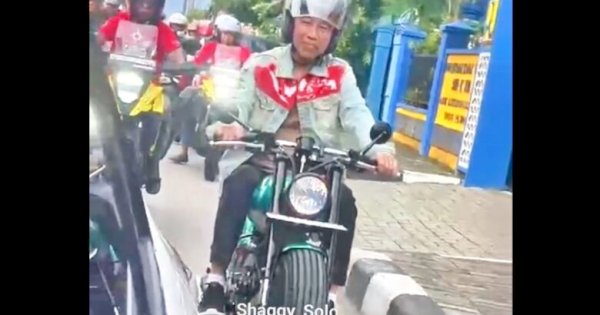 Kesederhanaan Jokowi Terlihat Saat Bermotor di Tengah Macet