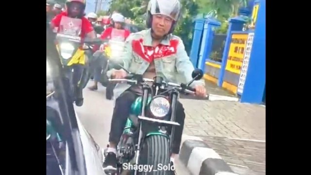 Jokowi tampak santai mengendarai motor custom hijau di jalanan umum kota Solo ||tangkap layar instagram@shaggy_solo