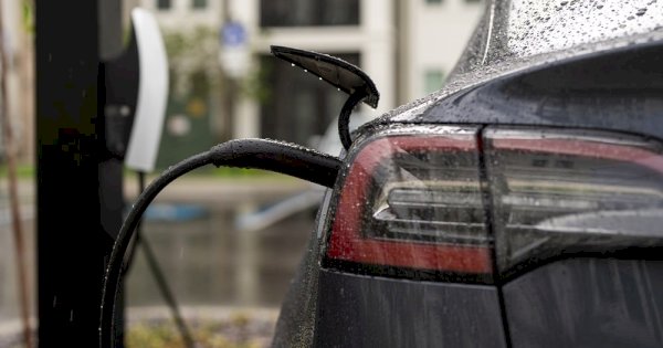 Solusi Pengisian Daya Mobil yang Aman di Musim Hujan
