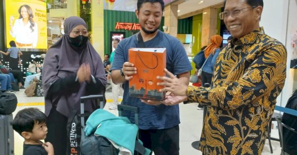 Dirut KAI Sapa Pelanggan dan Sampaikan Permohonan Maaf atas Keterlambatan KA Akibat Banjir di Grobogan