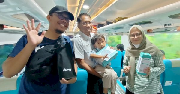 KAI Pastikan Layanan Optimal Selama Libur Panjang, Dirut KAI Sapa Pelanggan di Kereta Joglosemarkerto