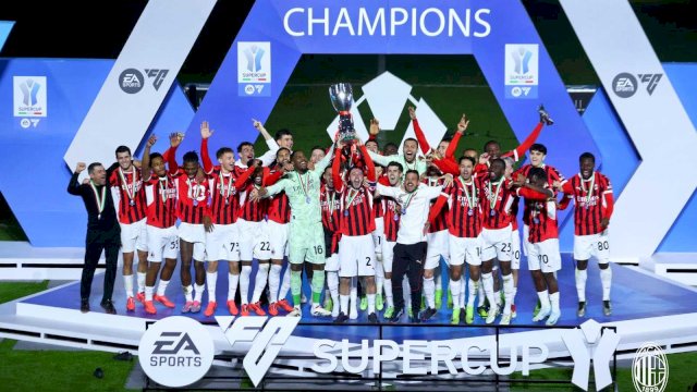 Para pemain AC Milan merayakan keberhasilan mereka meraih trofi Supercoppa Italiana 2025 di Al-Awwal Park Stadium, Riyadh. Kapten Theo Hernandez mengangkat trofi ke udara di tengah sorak sorai rekan-rekan setimnya ||x@RaulOrvananos