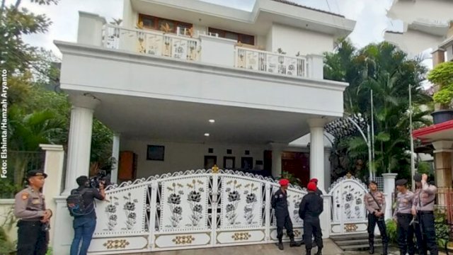 Tampak aparat Kepolisian dan Satgas PDI-P berjaga di depan kediaman Hasto Kristiyanto saat penyidik KPK melakukan penggeledahan, Senin (7/1/25) ||X@RadioElshinta