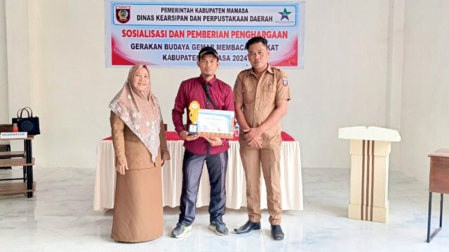 Kepala Desa Minanga, Alfrianus, berhasil mengubah perpustakaan Lentera menjadi pusat literasi unggulan di Mamasa ||Ist 