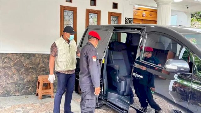 Tak hanya menggeledah kediaman Sekjen PDI-P Hasto Kristiyanto, Petugas KPK juga tampak memeriksa kendaraan pribadi milik Hasto ||ho