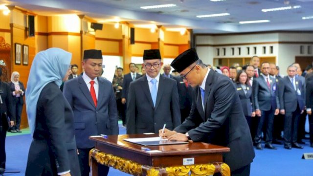 Zudan Arif Fakrulloh dilantik sebagai Kepala BKN oleh Menteri PANRB Rini Widyantini di Jakarta, Selasa (7/1/2025) ||Ist 