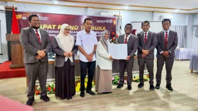 Ketua KPU Sinjai, Muhammad Rusmin, memberikan SK penetapan pasangan Ratnawati Arif dan Mahyanto Mazda sebagai Bupati dan Wakil Bupati, kepada Bupati terpilih Ratnawati Arif di i Aula Wisma Sanjaya ||Ist 