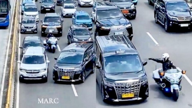 Gestur polisi yang mengawal mobil RI 36 di Jakarta viral ||tangkap layar X