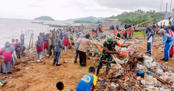 TNI AD dan Warga Bersih Pantai di Pasimasunggu Selayar
