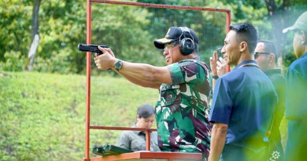 Panglima TNI Uji Coba Senjata Buatan PT. Pindad di Bandung