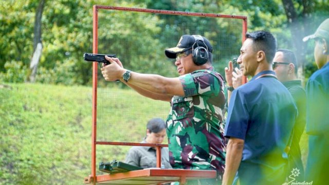 Panglima TNI Jenderal Agus Subiyanto saat menguji senjata modern buatan PT. Pindad di Bandung pada kunjungan kerja, 11 Januari 2025 ||handover pt pindad