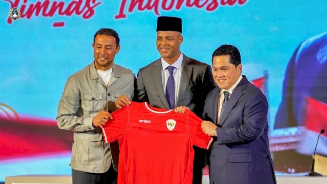 Momen perkenalan Patrick Kluivert dan Denny Landzaat di hadapan publik Indonesia, Minggu (12/1/25) ||X@PSSI