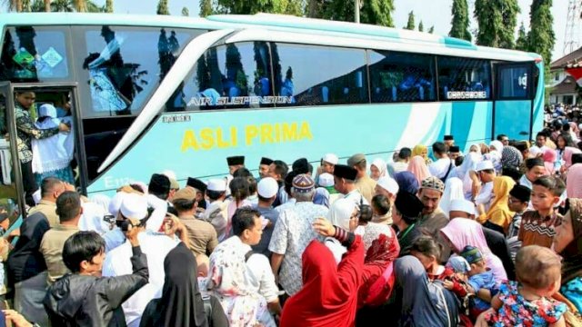 Suasana pemberangkatan Jemaah Haji dari asrama haji. Tahun ini calon Jemaah haji Indonesia akan diberangkatkan mulai 2 Mei 2025 ||ist