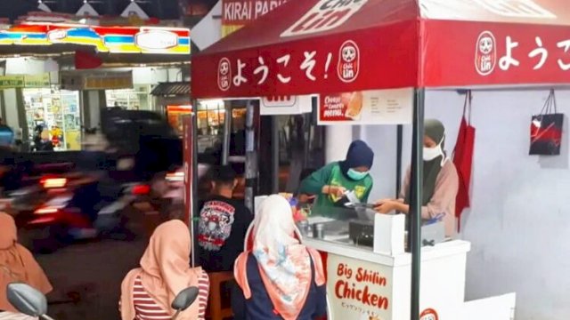 Booth waralaba (franchise) makanan modal rp 10 juta dengan pelanggan di sekitar ||ilustrasi 