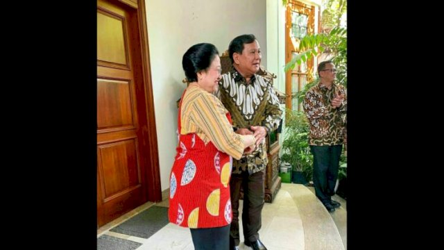 Momen Ketua Umum PDI Perjuangan Megawati Soekarnoputri dan Ketua Umum Partai Gerindra Prabowo Subianto tersenyum dalam sebuah acara resmi, menunjukkan hubungan harmonis. Dalam waktu dekat keduanya akan bertemu kembali ||ist