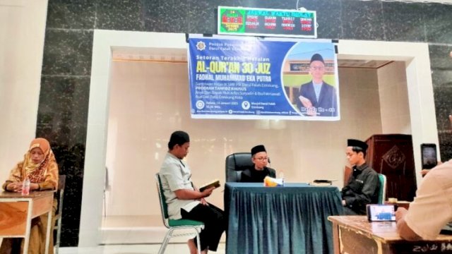 Fadhal Muhammad Eka Putra, siswa SMP Darul Falah Enrekang, bersama Direktur Pondok dan pembina tahfidz saat menyelesaikan hafalan 30 juz Al-Qur'an ||Ist 