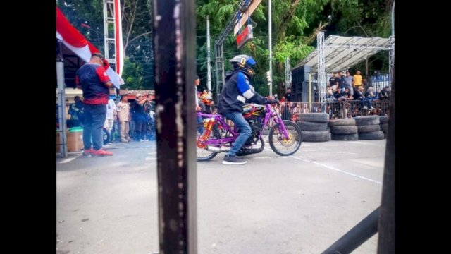 Salah seorang Joki/Racer Drag Bike di Sinjai terpantau tidak menggunakan wearpack standar balap || doc_harian.news