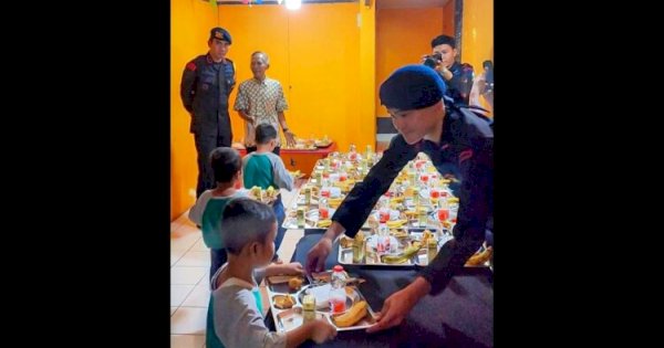 Anak Jalanan Terima Bantuan Gizi dari Brimob Polda Metro Jaya