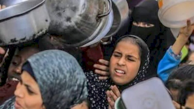 Potret warga Gaza saat antri makanan. Hari ini, Minggu (19/1), gencatan senjata Israel - Hamas dimulai. ||instagram@gazanow