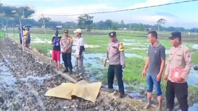 Petugas kepolisian Polsek Geneng melakukan olah TKP di area persawahan Dusun Dadapan, tempat korban ditemukan bersama alat setrum belut ||tangkap layar video WAG