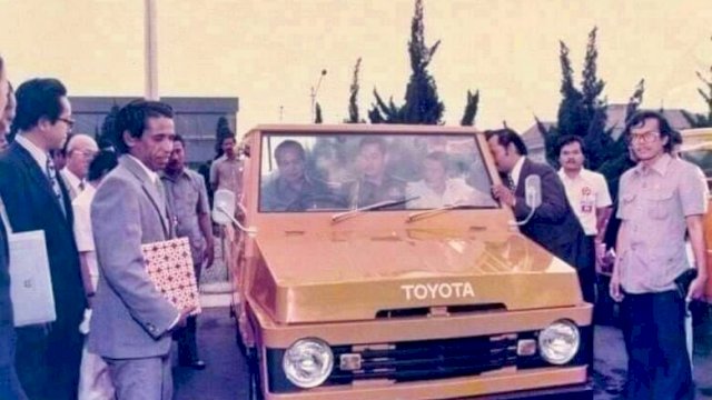 Toyota Kijang pada peluncuran pertama kali di tahun 1977,  diperkenalkan oleh Presiden Indonesia ke-2 ,H.M.Soeharto di Pekan Raya Jakarta ||X@bengkeldodo