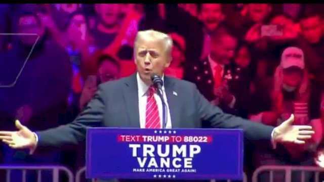 Donald Trump menyampaikan orasi pertama usai dilantik sebagai Presiden AS untuk masa jabatan kedua di Rotunda Capitol, dikelilingi tokoh dunia dan pejabat AS ||tangkaplayar_watchlive