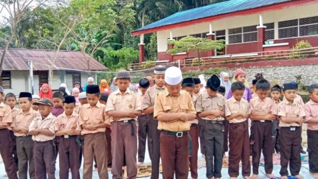Siswa-siswi SDN 187 Maccini Sinjai sedang melaksanakan shalat dhuha. Pemerintah menetapkan pembelajaran selama bulan Ramadan 1446 H/2025 M tetap berlangsung pada tanggal 6-25 Maret 2025 untuk mengintegrasikan pendidikan agama dalam aktivitas sekolah. ||doc_sdn187maccinisinjai