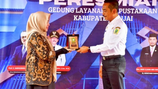 Penjabat Bupati Sinjai, Andi Jefrianto Asapa memberikan plakat kepada kepala Pusat Pengembangan Perpustakaan, Dra.Nani Suryani saat peresmian Gedung Layanan Perpustakaan Sinjai ||Ist 