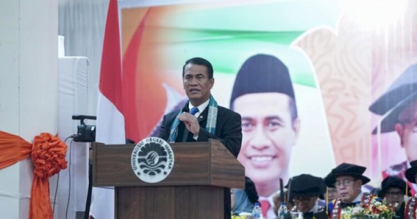 Mentan Amran Motivasi Wisudawan UNM Jadi Pemimpin Emas