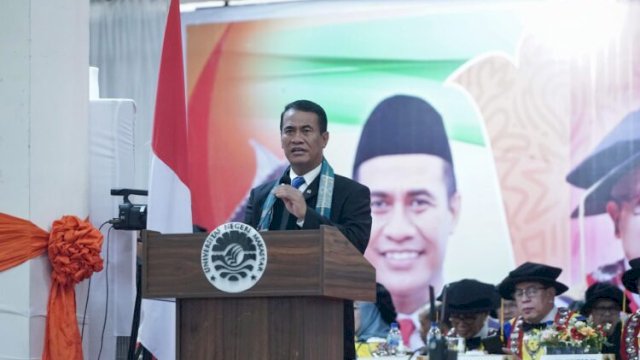 Mentan Andi Amran Sulaiman memberikan pidato inspiratif di hadapan 900 wisudawan Universitas Negeri Makassar (UNM) dengan pesan tentang keberanian dan integritas ||Ist 