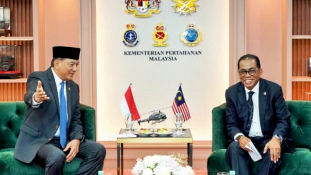 Menteri Pertahanan RI, Sjafrie Sjamsoeddin, bersama Menteri Pertahanan Malaysia, Dato’ Seri Mohamed Khaled Nordin, usai pertemuan di Kuala Lumpur ||dok_KBRI Malaysia 