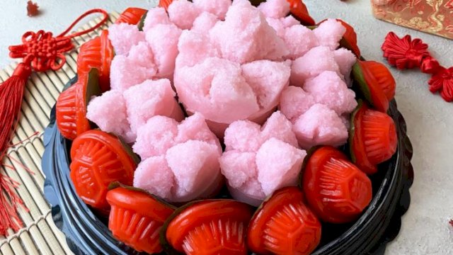 Kue Mangkok merah muda cerah, simbol keberuntungan dan kegembiraan