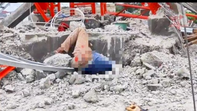 Tower penyangga ambruk di Bekasi, 1 orang pekerja tewas dan 6 luka-luka ||tangkap layar video amatir