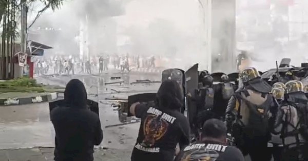 Eksekusi Lahan di Makassar Berakhir Ricuh, Massa dan Polisi Saling Serang
