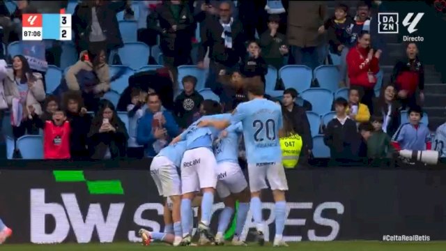 Para pemain Celta Vigo merayakan kemenangan dramatis atas Real Betis dalam pertandingan LaLiga pekan ke-23 ||@eugemf7